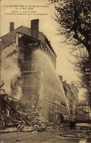 Postcard Saint Clair Lyon Rhône, disaster of 8 May 1932, firefighting