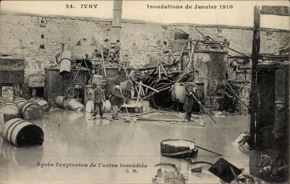 Postcard Ivry sur Seine Val de Marne, flood 1910, after the explosion of the burned factory
