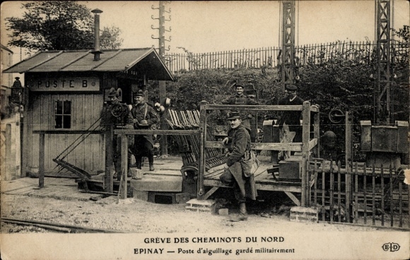 Postcard Epinay sur Seine Seine Saint Denis, railway strike, military guard post