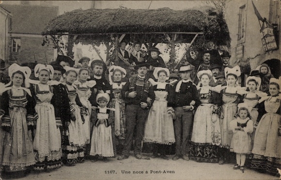 Postcard Pont Aven Finistère, general view of a wedding in Pont Aven