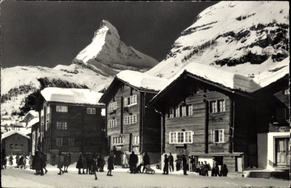 KP Zermatt Kanton Valais Szwajcaria, plac wiejski, Matterhorn, śnieg, ludzie, drewniany budynek