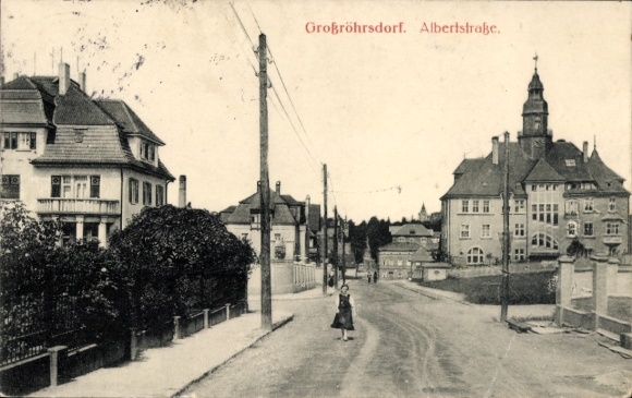 Postcard Großröhrsdorf in Saxony, Albertstraße, street view, houses, person on street