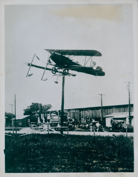 Photo Edinburgh Texas USA, plane resting on telegraph pole, accident of Gus Manhart
