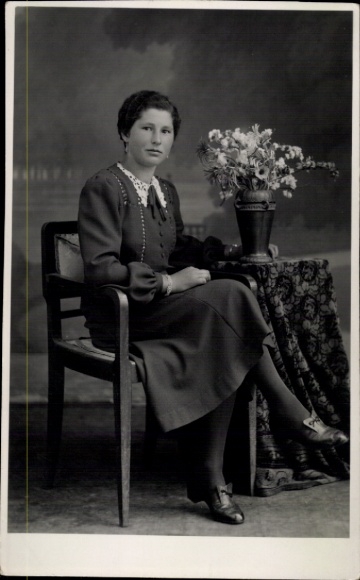 Photo Postcard woman portrait, hairstyle, dress, flowers