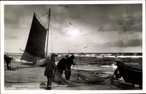 Postcard Ostseebad Prerow on the Darß, fishermen getting ready for sea, laying out the fishing nets