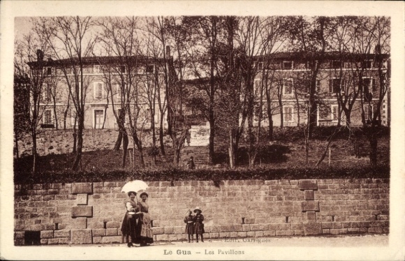 Ak Le Gua Aveyron, Historische Gebäude, Frauen mit Sonnenhut, Kinder, Bäume