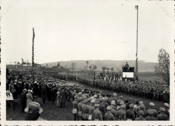 Foto Elze, Stahlhelm, Festakt, Soldaten, Zuschauer, erhöhtes Rednerpult