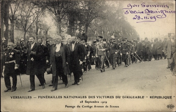 Ak Versailles Yvelines, Trauerzug, viele Personen in Uniform,  Veranstaltung,  1909