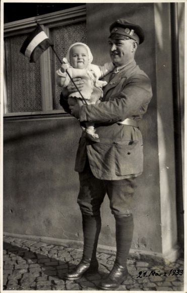 Foto Ak Patriot mit Reichsflagge, Mann in Uniform, Baby, 1933
