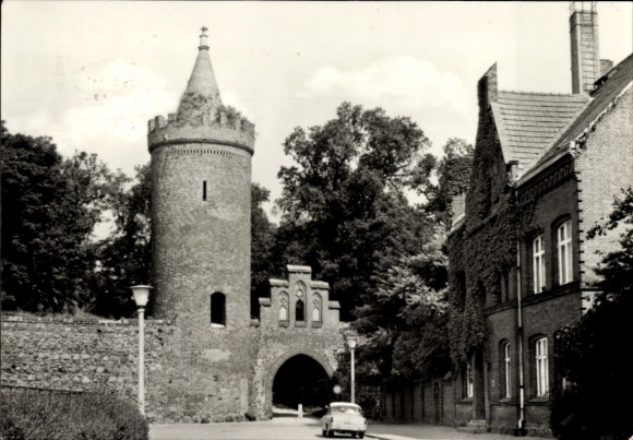 Ak Neubrandenburg in Mecklenburg, Fangelturm,  Architektur, umgebende Bäume, schwarz-weiß Bild