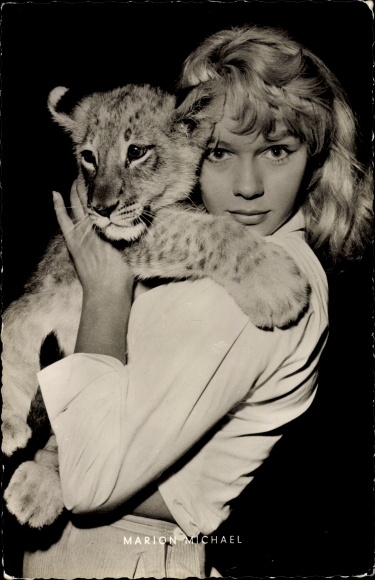 Ak actrice Marion Michael, portret met leeuwenwelp