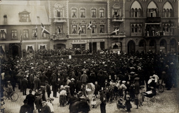 Postcard GIESEN NOT GIESSEN -------> 3539 Gießen an der Lahn, large crowd, historical buildings...