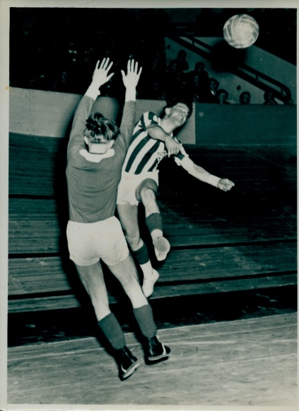 Photo Berlin Prenzlauer Berg, indoor handball, Luckenwalde versus Weißensee, February 23, 1952, Seelenbinder H.