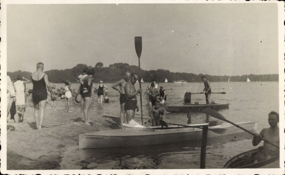 Ak Ostseebad Timmendorfer Strand, Badegäste am Strand, Boote im Wasser, sommerliche Stimmung