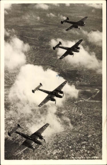 Postcard Deutsche Luftwaffe, swarm of destroyers Messerschmidt Me 110 on the patrol flight