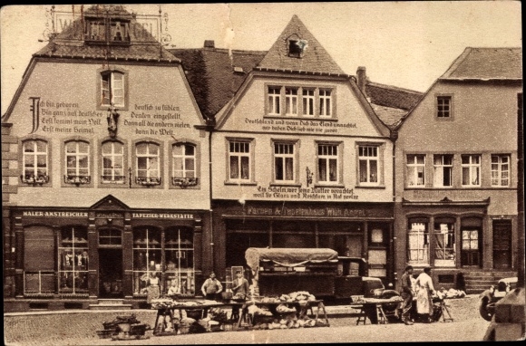 Postcard Sankt Wendel Saarland, houses with confessional sayings on the cathedral square, market stalls