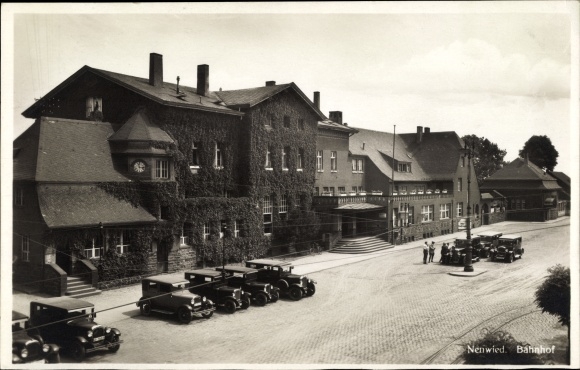Ak Neuwied am Rhein, Bahnhof, Autos