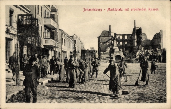 Postcard Pisz Johannisburg East Prussia, working Russians on the market square, war damage, WWI