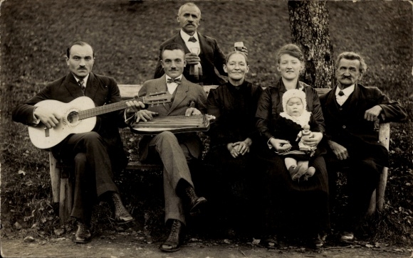 Foto Ak Familienfoto, Zitherspieler, Gitarrenspieler