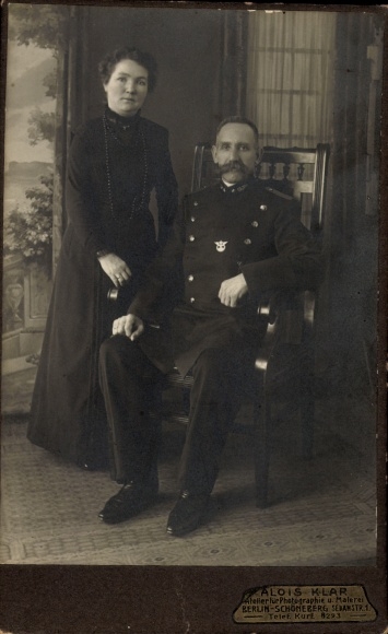 Cabinet Photo Berlin Schöneberg, married couple, railway official in uniform