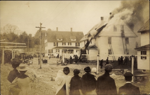 Foto Ak USA, Brennendes Wohnhaus