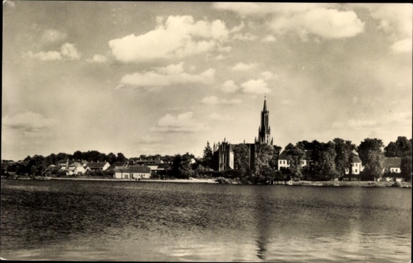 Ak Malchow in Mecklenburg, Stadtansicht Malchow, Kirche, Wasser, Bäume, Wolken