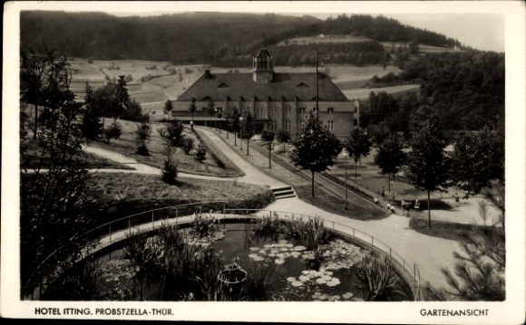 Ak Probstzella in Thüringen, Hotel Itting, Gartenansicht, Landschaft mit Bäumen und Weg
