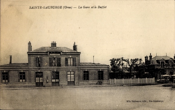 CPA Sainte-Gauburge-Orne, La Gare et le Buffet