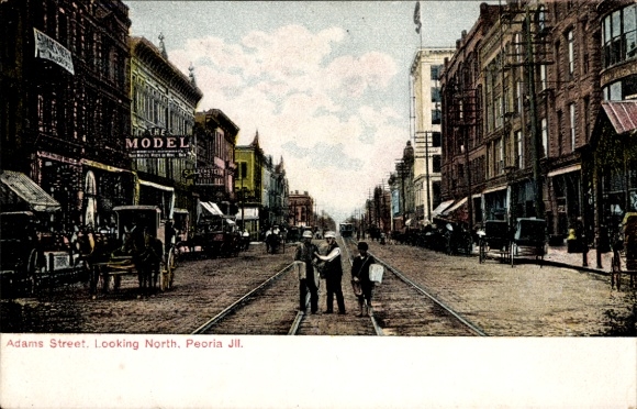 Ak Peoria Illinois USA, Adams Street, kijkend naar het noorden, historisch straatbeeld, mensen...