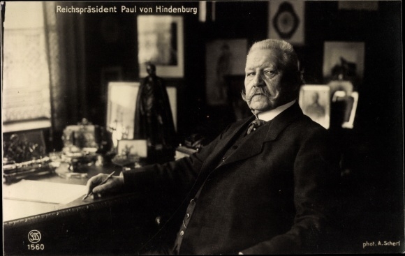 Postcard Reichs President Paul von Hindenburg, portrait at the desk