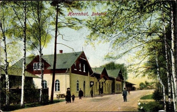 Ak Herrnhut in der Oberlausitz Sachsen, Bahnhof, Straßenseite