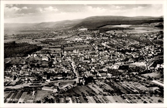 Ak Wiesloch in Baden, Luftaufnahme von  grüne Landschaft, schöne Bauweisen
