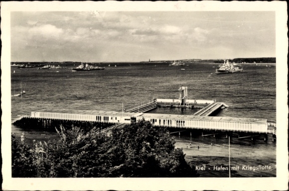 Ak Kiel,  Hafen mit Kriegsflotte, Schiffe im Wasser, Aussicht auf den Hafen