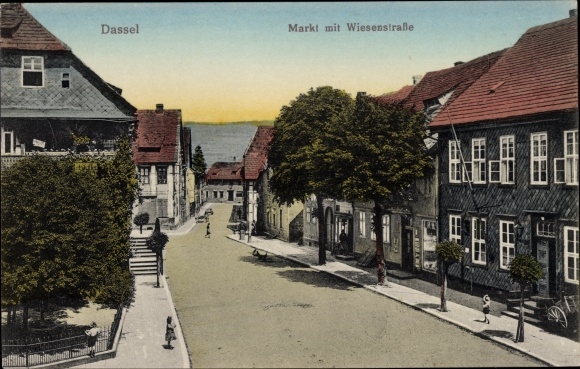 KP Dassel w Dolnej Saksonii, rynek z ulicą łąkową, drzewa