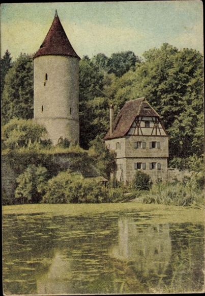 Ak Dinkelsbühl in Mittelfranken, Fachwerkhaus, runder Turm, Wasserfläche, grüne Umgebung