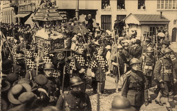 Postcard Bruges Bruges Flanders West Flanders, Procession du St. Sang, Le tombeau de NS