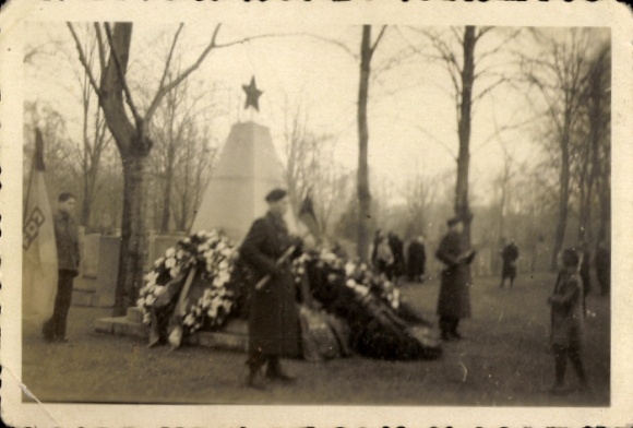 Foto Berlin, KVP Kasernierte Volkspolizei der DDR, Sowjetisches Ehrenmal, Ehrenwache, Kinder, FDJ