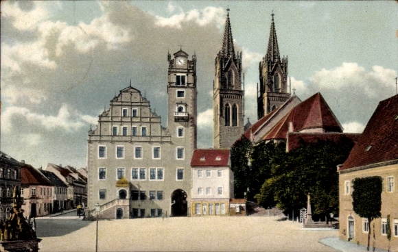 Ak Oschatz in Sachsen, Neumarkt, Stadtansicht, historische Gebäude, Türme, Wolken