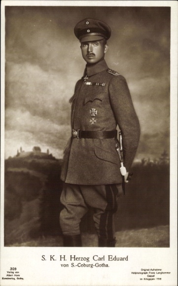 Postcard Duke Carl Eduard of Saxe Coburg Gotha, standing portrait in uniform