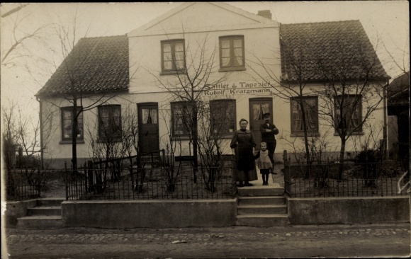Photo Postcard Hamburg Billstedt Schiffbek Kirchwerder, saddler and upholsterer Rudolf Kratzmann, family