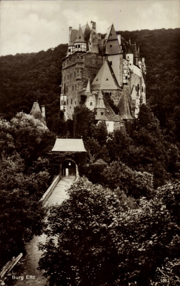 KP Wierschem nad Mozelą, Zamek Eltz, zabytkowy zamek położony na wzgórzu, otoczony...
