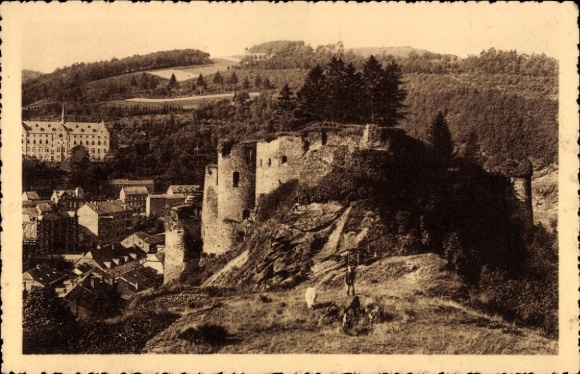 KP La Roche en Ardenne Wallonia Luxembourg, ruiny zamku, widok na miasto, lasy w tle