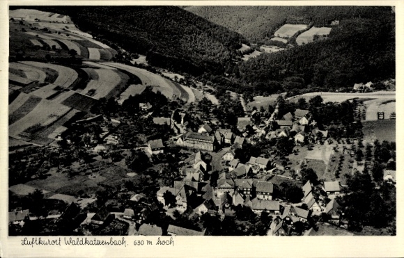 Ak Waldkatzenbach Waldbrunn im Odenwald, Luftkurort  630 m hoch, Luftaufnahme des Dorfes, umgeben