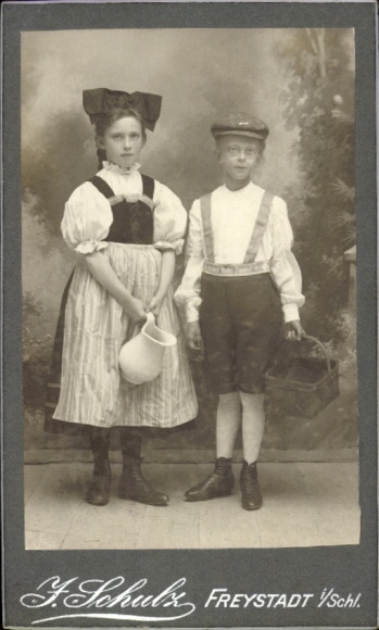 CdV children in traditional costumes, water jug
