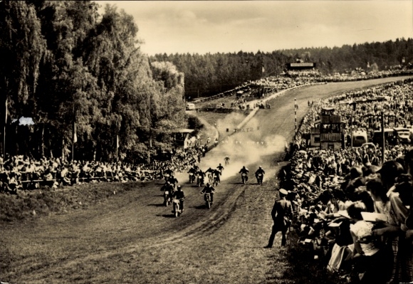 Ak Teterow in Mecklenburg, Bergring, Fahrerfeld nach dem Start, Motorräder