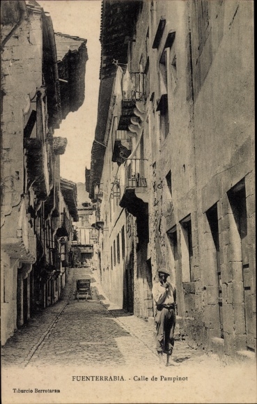 Postcard Fuenterrabia Basque Country, Calle de Pampinot, Man in Basque costume