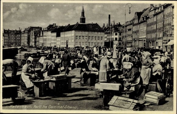 KP København Kopenhaga Dania, Kobenhavn, Gammel Strand, rynek z wieloma ludźmi, kramy, H