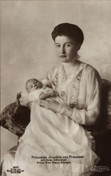 Postcard Princess Marie Auguste of Anhalt, wife Joachim of Prussia, Prince Karl Franz Joseph