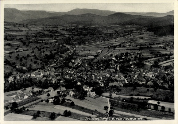 Ak Oberschopfheim Friesenheim in Baden, Luftaufnahme von  ländliche Umgebung, Dorfansicht, Flugze