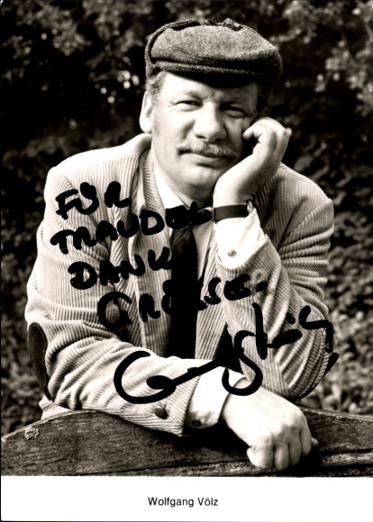 Postcard actor Wolfgang Völz, portrait, autograph, cap